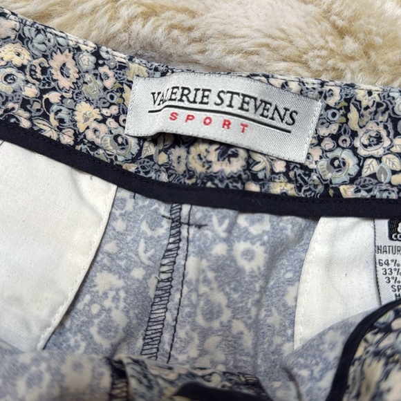 Valerie Stevens Blue and white floral print shorts size 8 #floralshorts - Picture 2 of 11